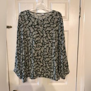 Old Navy flowy blouse Hunter green with white pattern